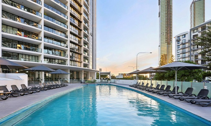 Broadbeach Apartment | Ocean View 3-Bed with Gym, Pool, Sauna & Parking