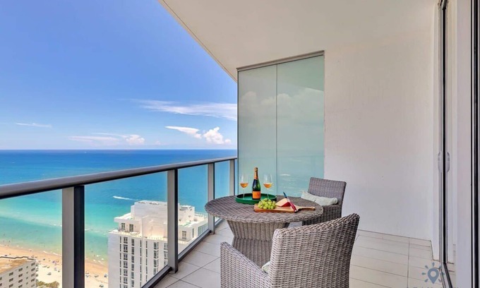 Hollywood South Central Beach Apartment | Ocean View Balcony|Beachfront Resort |Amazing Pool