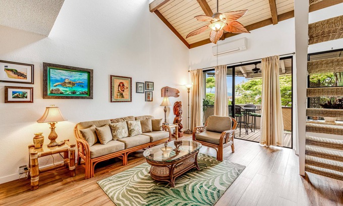 Historic Kailua Village Condo | Ocean-view condo with pool, hot tub, lanai & tropical decor - near dining/shops