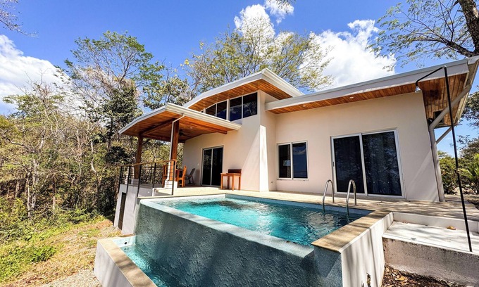 Paraiso House | Ocean View Hilltop Villa with Infinity Pool 25 Minutes from Tamarindo
