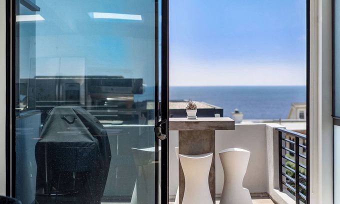 The Strand House | Ocean View | Steps to DT Manhattan Beach|King Beds