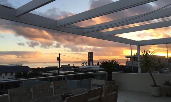 Green Point House | Ocean View Villa: Cape Town- Panoramic Sea Views, sparkling pool, ideal location
