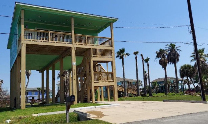 Galveston House | --OCEAN VIEWS ---3-MINUTE-WALK TO THE BEACH ---Near MOODY GARDENS -Schlitter Bahn -Pleasure Pier -Fishing Pier