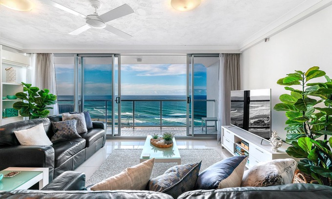 Surfers Paradise Apartment | Ocean views on esplanade