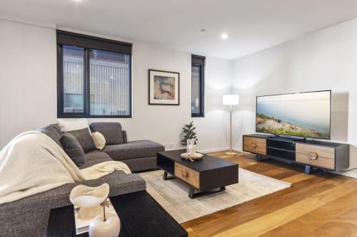 Geelong Apartment | Oceanfront 2-Bed With Balcony & Study Nook