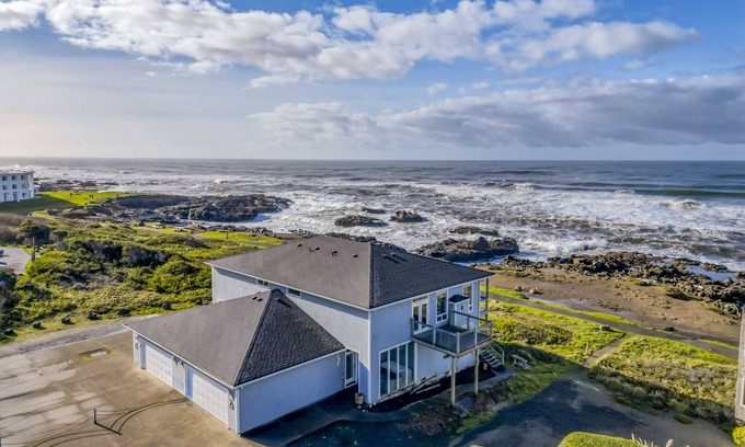 Yachats House | Oceanfront 3 Suite in Yachats has Hot Tub, Pool Table, Ping-Pong, Foosball!