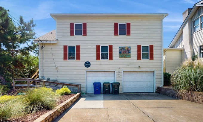 Atlantic Beach Cottage | Oceanfront beach cottage with large deck & W/D - dog-friendly