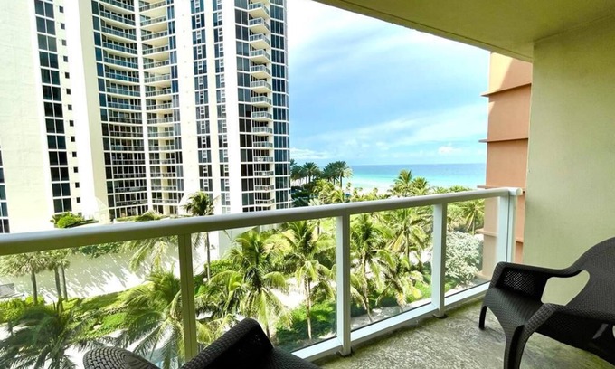 Sunny Isles Beach Apartment | Oceanfront Condo with balcony on Sunny Isles