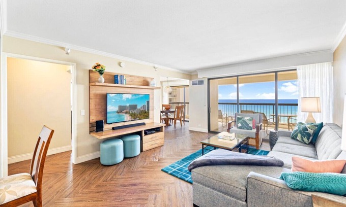 Waikiki Apartment | Oceanfront Condo W Free Valet Parking & Balcony