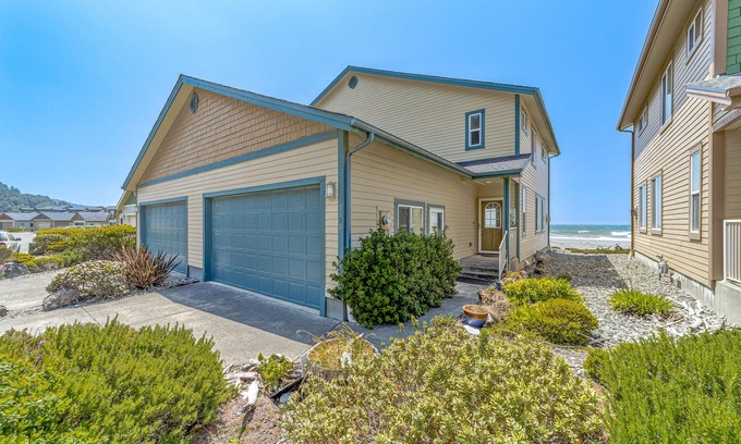 Gold Beach Condo | Oceanfront condo with spectacular ocean view - walk to beach