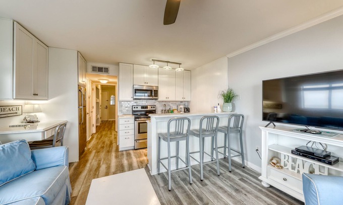 Isle of Palms Villa | Oceanfront corner condo w/spectacular view & shared pool/fishing pier
