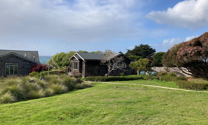 Mendocino House | Oceanfront cottage on a bluff with beach views, deck, streaming & kitchenette