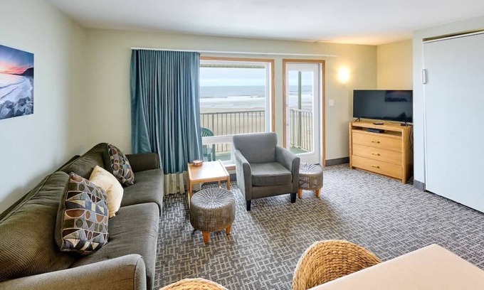 Lincoln City Condo | Oceanfront Family Suite - Full Kitchen - Beautiful Views and Pool & Hot Tub Acce