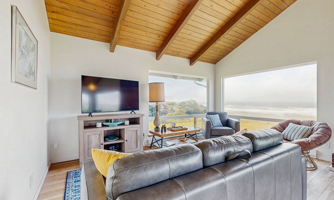 Yachats House | Oceanfront home w/amazing sunsets, fire pit, & jacuzzi tub