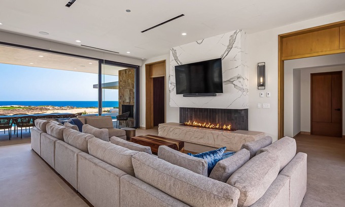 Los Cabos House | Oceanfront house with on-site golf, heated pool, hot tub, fitness room & grill