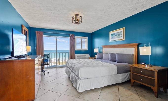 Fort Pierce Hotel | Oceanfront Inn Room #21- Ocean View Balcony, King Bed