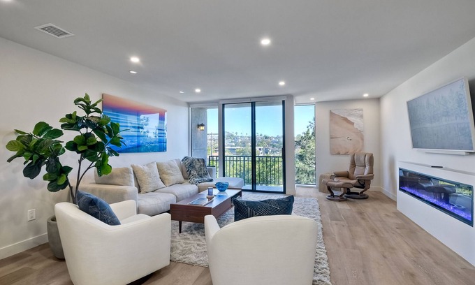 Encinitas Condo | Oceanfront | Luxury Remodel | Pool | Walk 2 Dining
