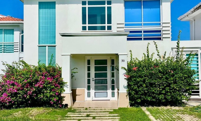 Zona Norte Villa | Oceanfront Mansion With Pool 3