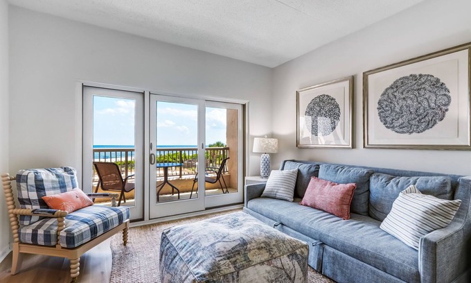 American Beach Apartment | Oceanfront, Poolside efficiency