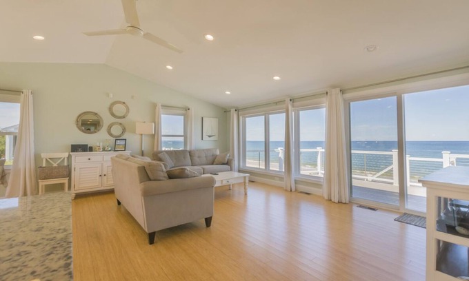 East Sandwich Cottage | Oceanfront Property with AC in Scorton Shores