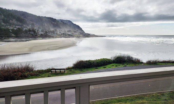 Yachats House | Oceanfront Views! Hot Tub! Walk to Everywhere in Yachats!