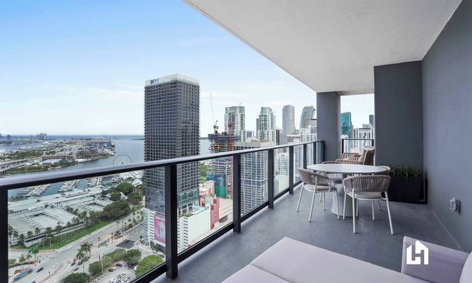 Downtown Miami Apartment | Oceanfront Views | Pool, Gym, Balcony, Downtown