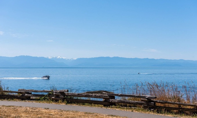 Fairfield House | Oceanside Getaway close to downtown *PET FRIENDLY*