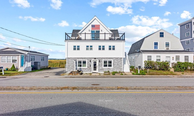 Hampton House | Oceanside Hampton Beach Property
