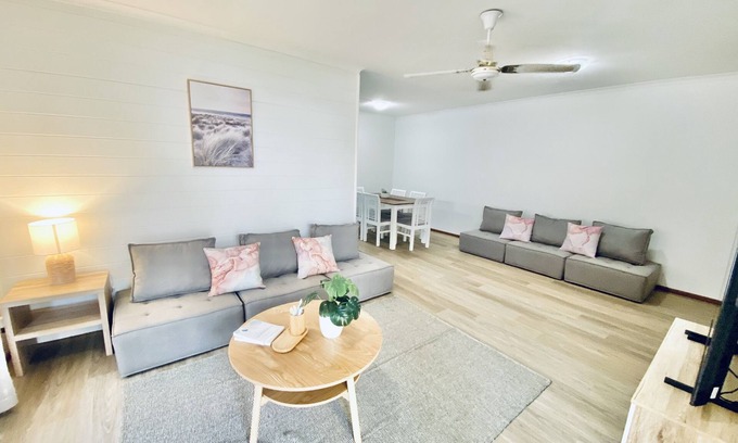 Kingscliff House | Oceanside Pad - 2 bedrooms - Sleeps 6 - Walk to Beach - Pet Friendly