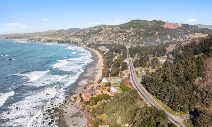 Smith River Apartment | Oceanview Cabin 21 Jacuzzi Large Deck w View