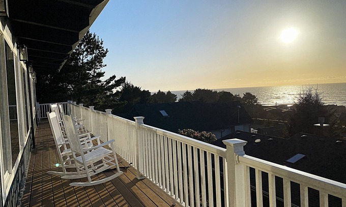 Yachats House | Oceanview Designer Family Home – Walk to Beach, Deck, Firepit, Office, Pets