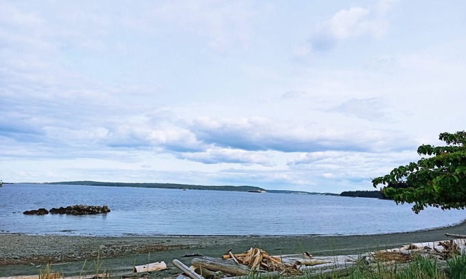 Regional District of Nanaimo House | oceanview house resort beach
