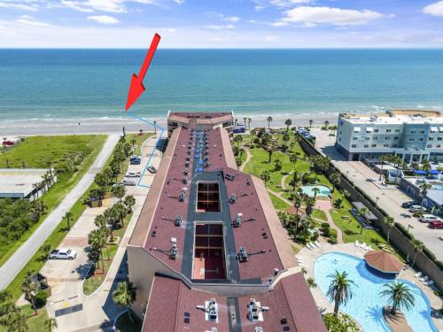 Galveston House | Oceanview Two Balconies Heated Pool Walk to beach