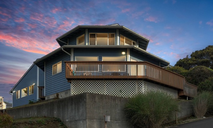 Lincoln Beach House | OctoMojo - 3b/3b - Views, Beach Access, Hot Tub, and Dog Friendly!