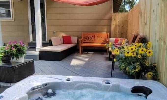 Royal Oak House | ♥️ of 👑 🌳 Entire 2BR House!