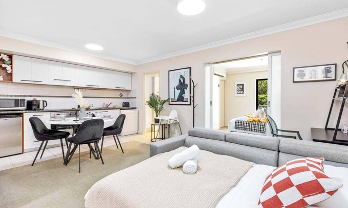 Perth Central Business District Apartment | Offering a blend of comfort and convenience, located just 5 minutes from Perth's CBD and the Convention Centre. Nestled behind the lush greenery of Kings Park , guests can enjoy peaceful scenery from the balcony yet be close enough to the city!