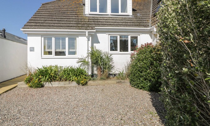 Crantock Cottage | OFFSHORE, pet friendly, with a garden in Crantock