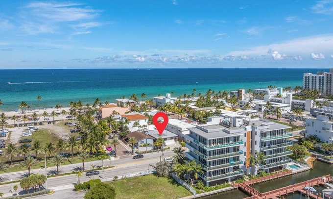 Hollywood House | Oia Villa Your Home on the Boardwalk