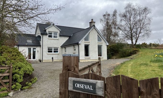 Fort Augustus Cottage | Oiseval is a pet friendly cottage with magnificent views. Newly available!