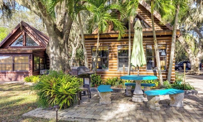 Okeechobee Cottage | Okeechobee Cabin w/Patio & Community Pool!