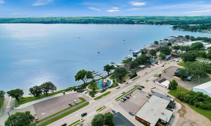 Okoboji Villa | Okoboji Flats 4 at the Lake (Off East Lake)