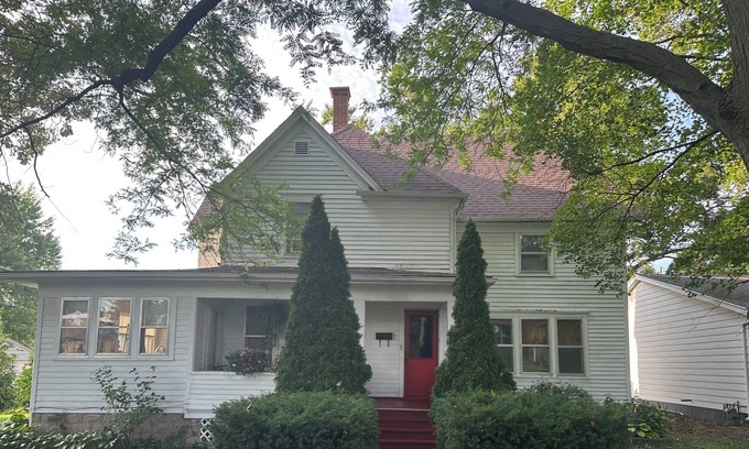 West Chicago House | Old Charm Whitehouse in West Chicago