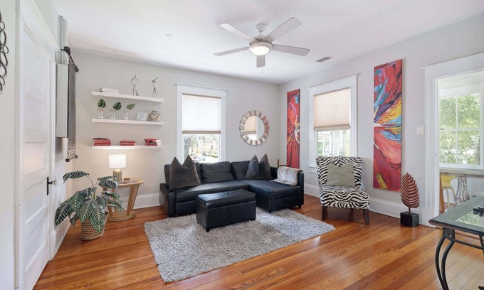 Downtown Historic District Apartment | Old City Hideout l Historic l Walk to St George