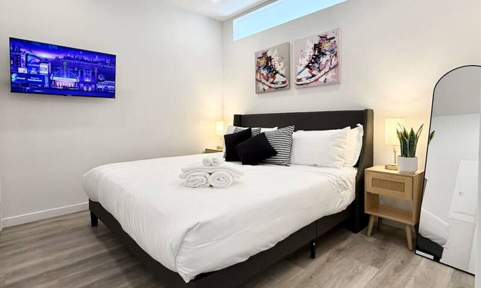 Poplar Apartment | Old City King 1Br Apt Near Historic Sites with Gym