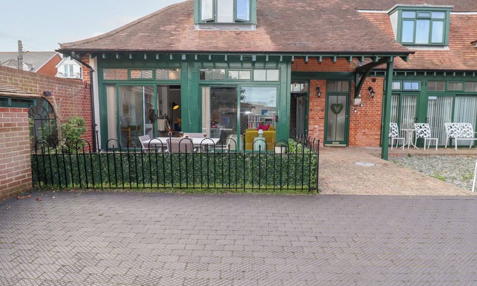 Felixstowe House | OLD FELIXSTOWE, BATH ROAD, pet friendly in Felixstowe, Suffolk