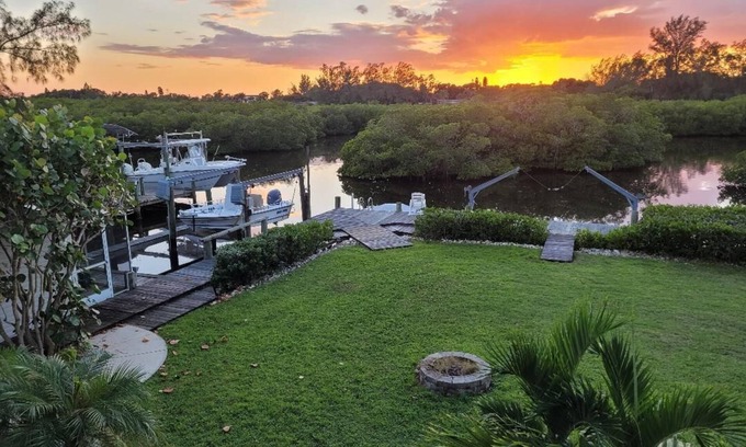 Englewood House | Old Florida! Incredible sunsets over mangroves/creek from your screened deck!