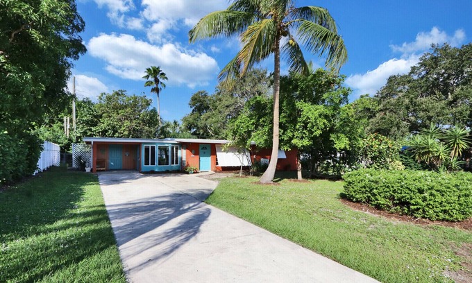 Jensen Beach House | Old Florida Key West Cottage w/river access