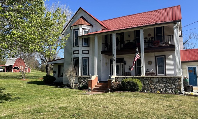 Hardy House | Old Hardy Town - Large Victorian-Style 4 Bedroom Home - Near Spring River