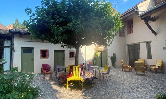 Etrigny Apartment | Old house in a shady courtyard. Right next to hiking trails.