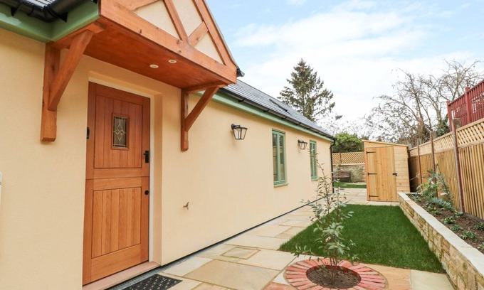 Winchcombe Cottage | OLD SORTING OFFICE, pet friendly, with a garden in Winchcombe